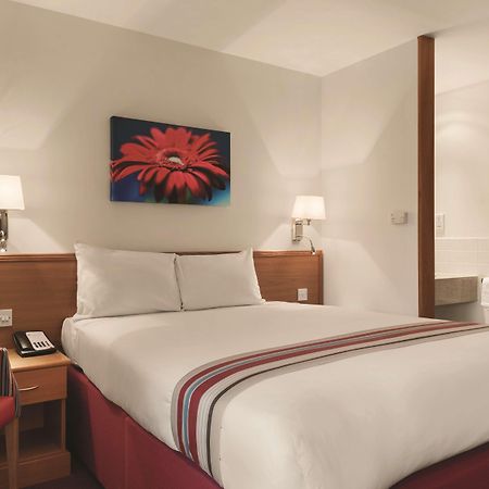 Hotel Ramada By Wyndham Cambridge Fen Drayton Exterior foto
