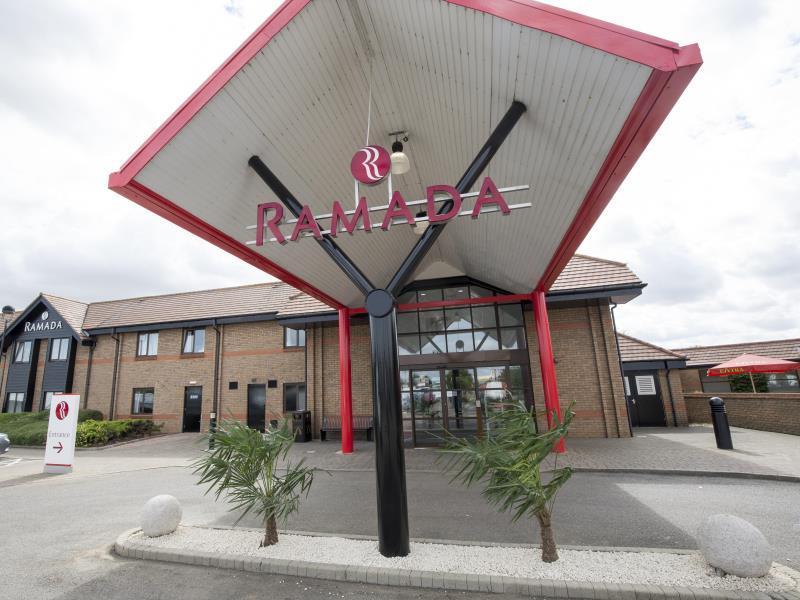 Hotel Ramada By Wyndham Cambridge Fen Drayton Exterior foto