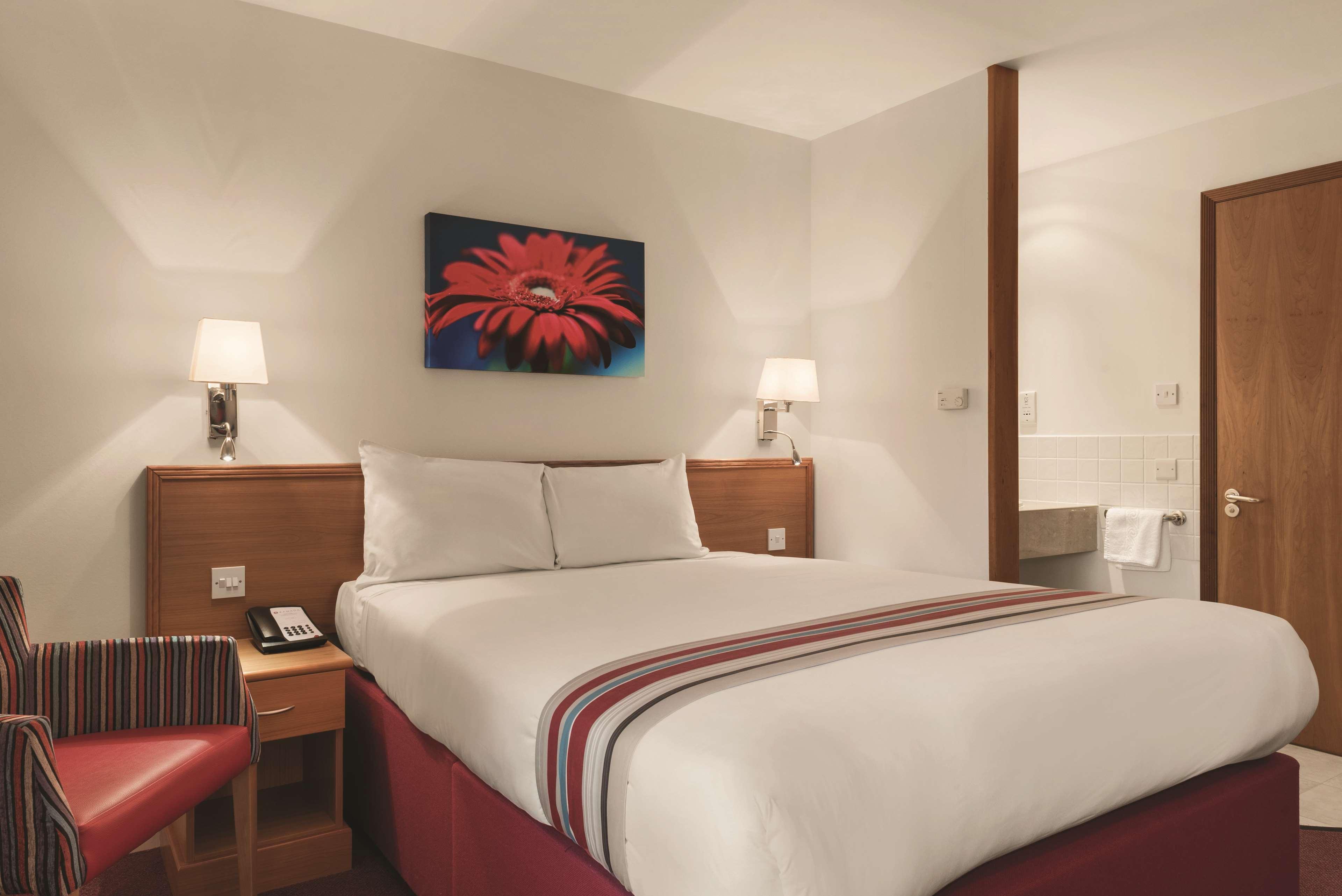 Hotel Ramada By Wyndham Cambridge Fen Drayton Exterior foto