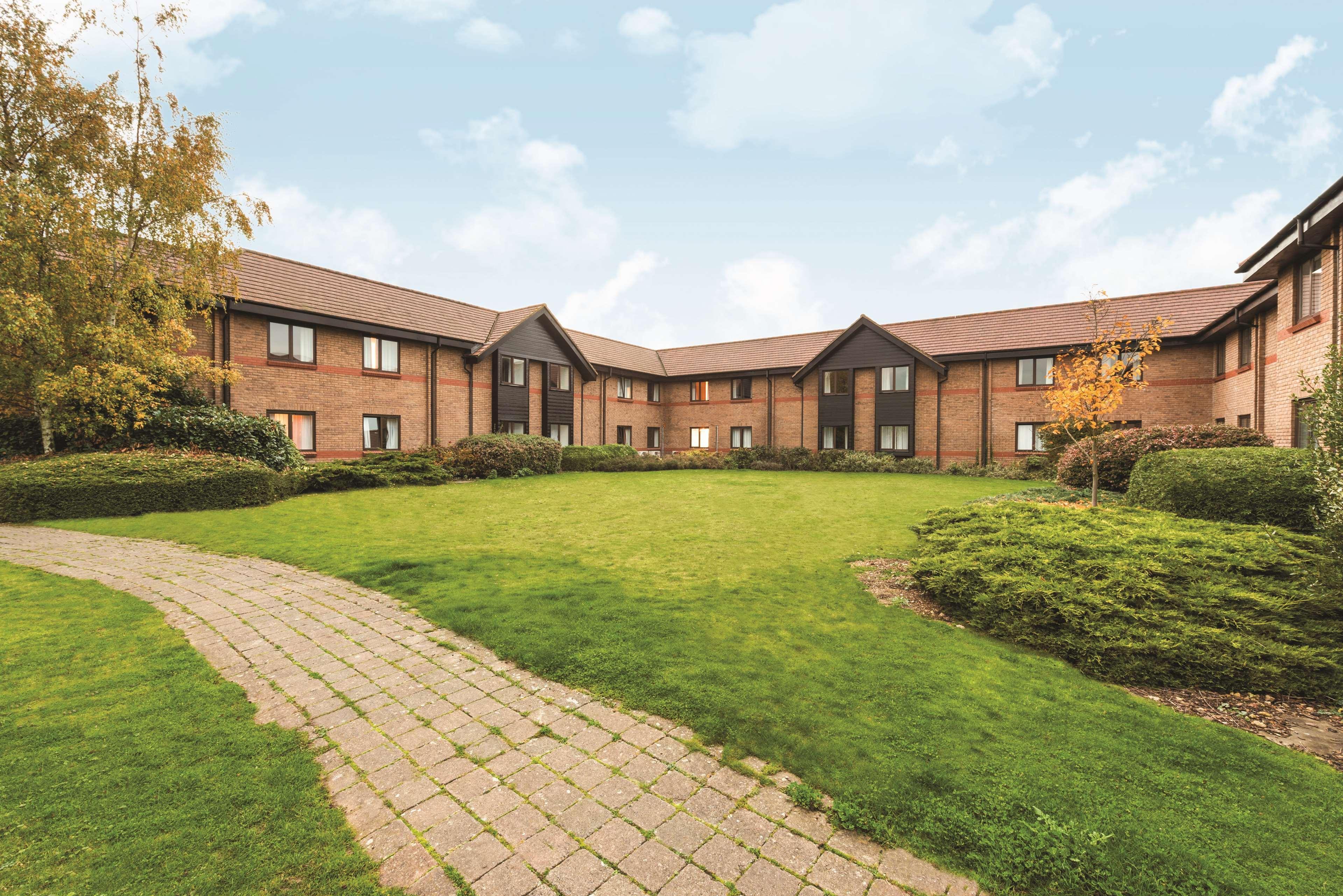 Hotel Ramada By Wyndham Cambridge Fen Drayton Exterior foto