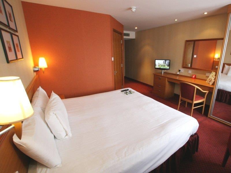Hotel Ramada By Wyndham Cambridge Fen Drayton Exterior foto